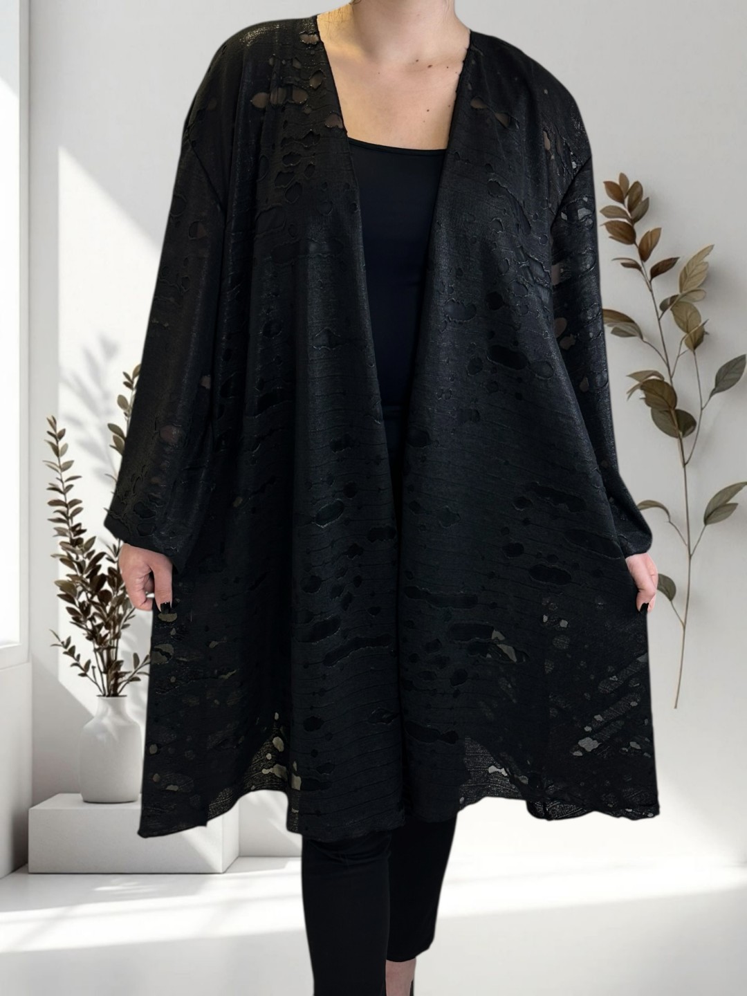 Γυναικεία μαύρη ζακέτα με εντυπωσιακά prints Γυναικεία μαύρη ζακέτα με εντυπωσιακά prints