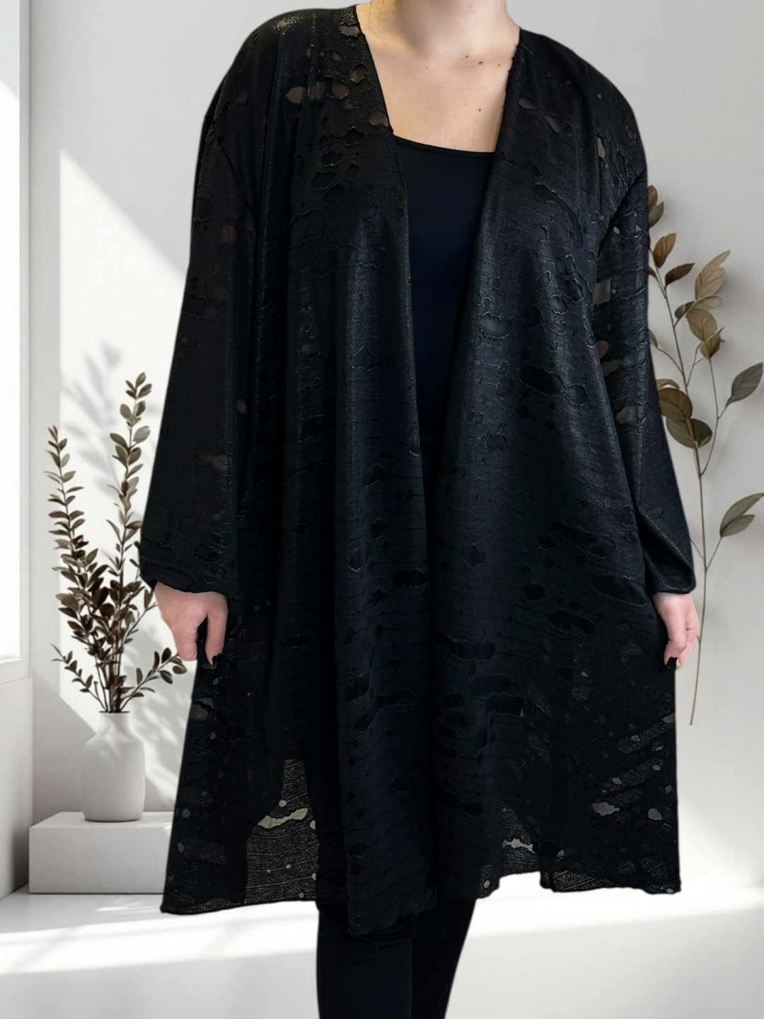 Γυναικεία μαύρη ζακέτα με εντυπωσιακά prints Γυναικεία μαύρη ζακέτα με εντυπωσιακά prints