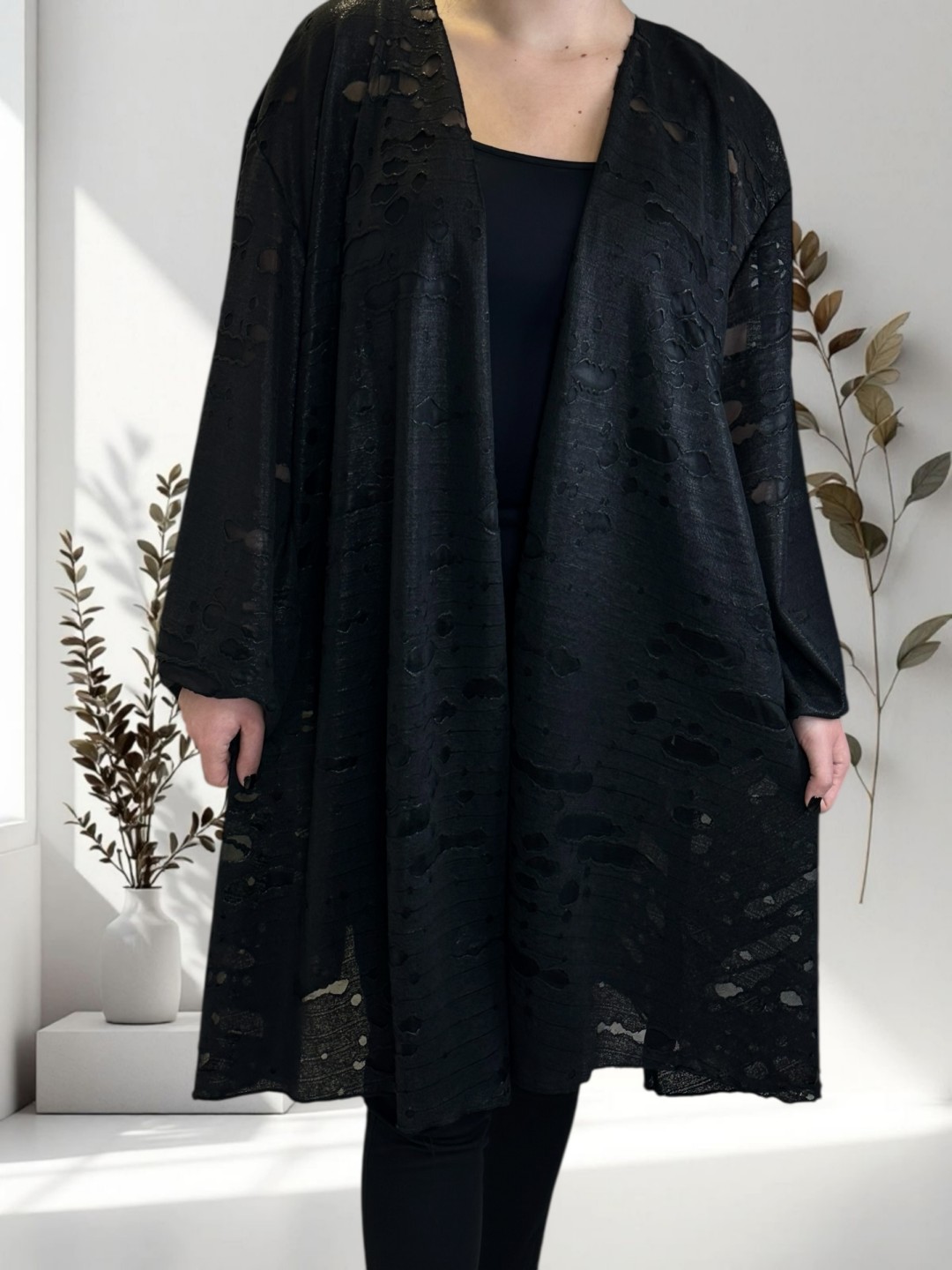 Γυναικεία μαύρη ζακέτα με εντυπωσιακά prints Γυναικεία μαύρη ζακέτα με εντυπωσιακά prints