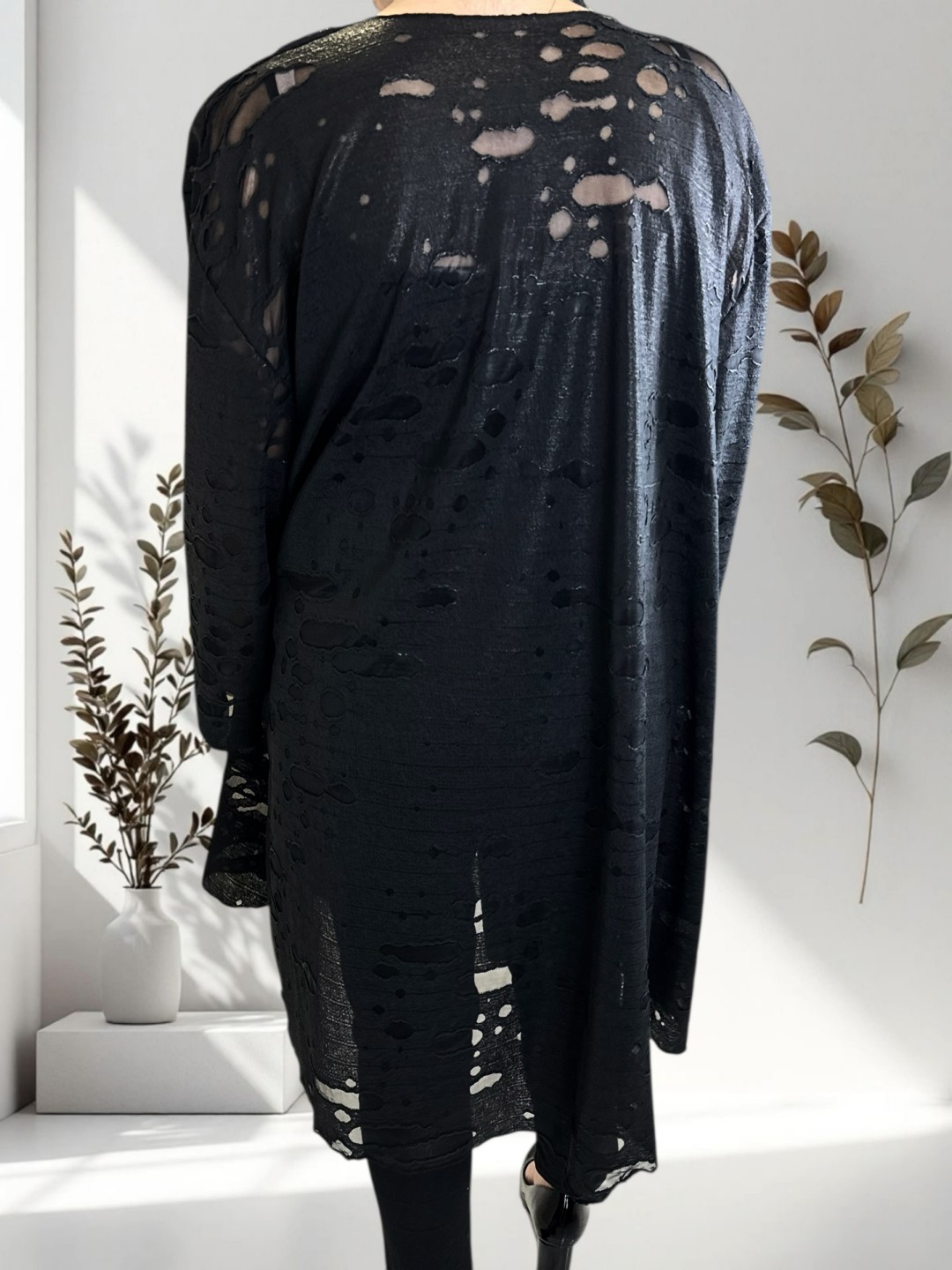 Γυναικεία μαύρη ζακέτα με εντυπωσιακά prints Γυναικεία μαύρη ζακέτα με εντυπωσιακά prints