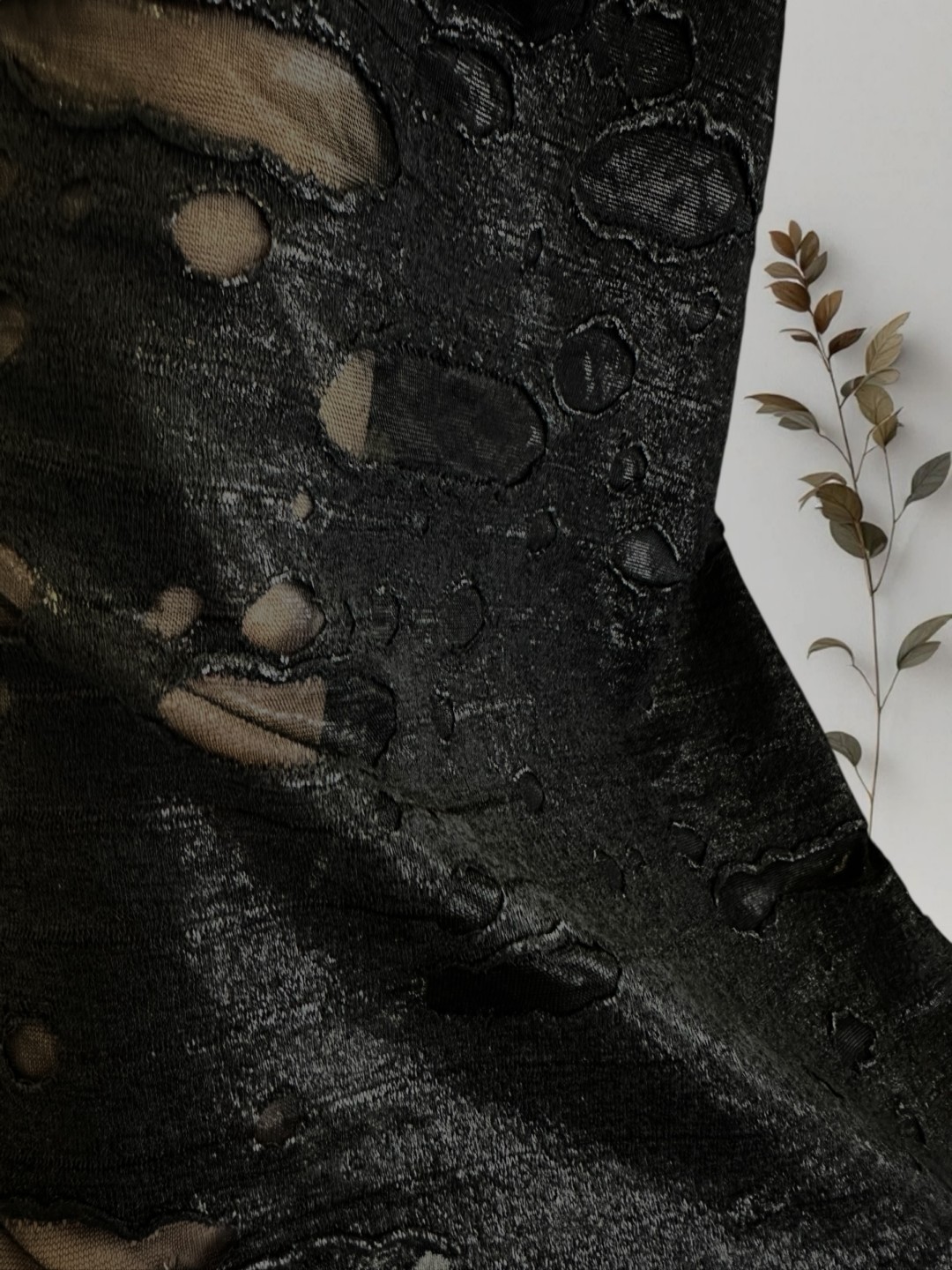 Γυναικεία μαύρη ζακέτα με εντυπωσιακά prints Γυναικεία μαύρη ζακέτα με εντυπωσιακά prints