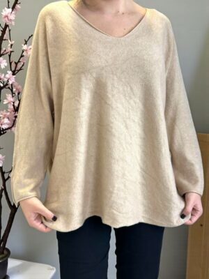 Πουλόβερ με V λαιμόκοψη και μοντέρνα γραμμή