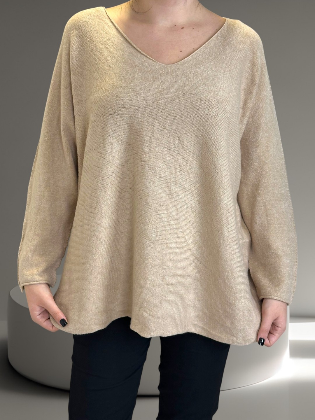 Πουλόβερ με V λαιμόκοψη και μοντέρνα γραμμή Πουλόβερ με V λαιμόκοψη και μοντέρνα γραμμή