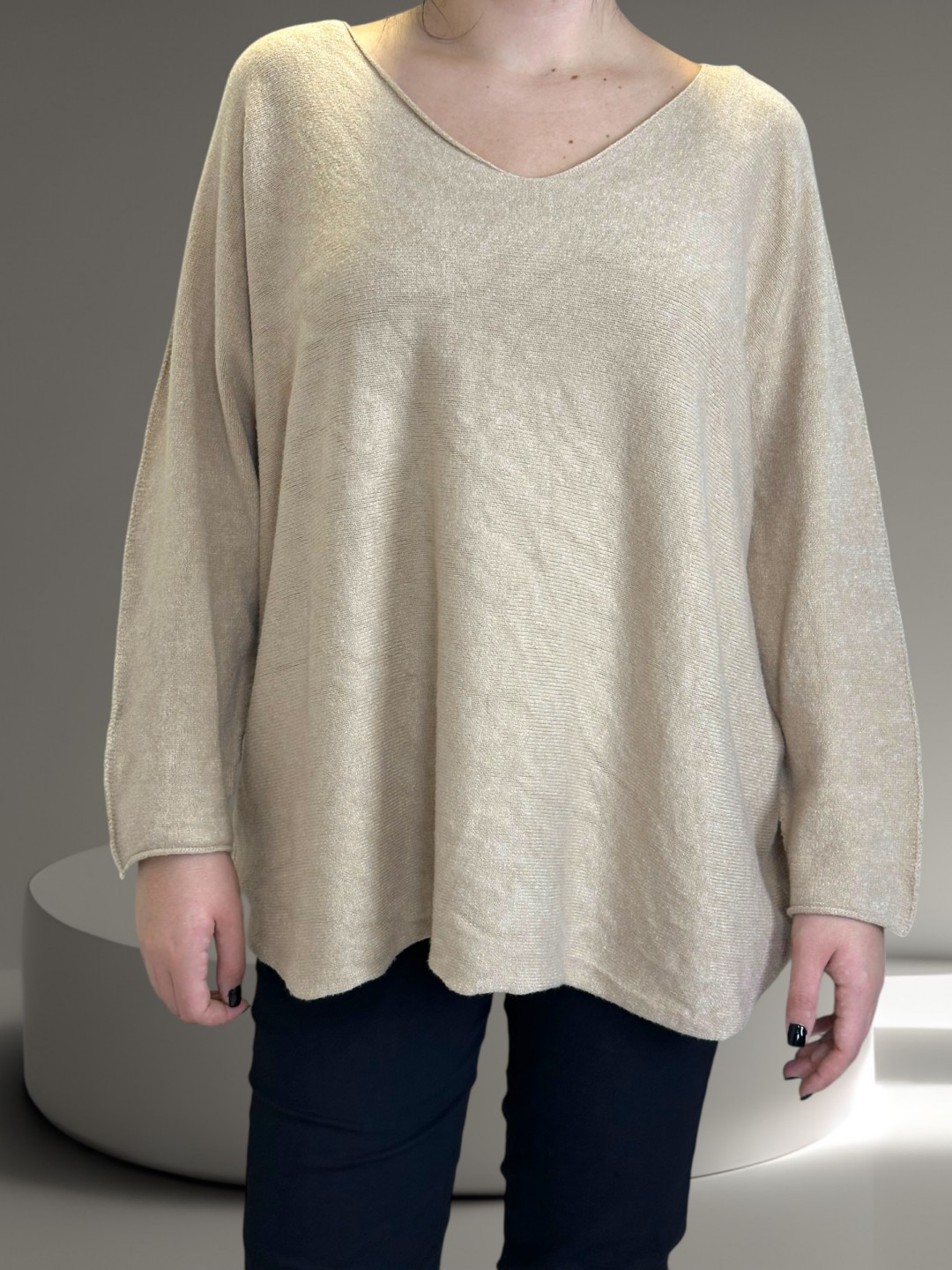 Πουλόβερ με V λαιμόκοψη και μοντέρνα γραμμή Πουλόβερ με V λαιμόκοψη και μοντέρνα γραμμή