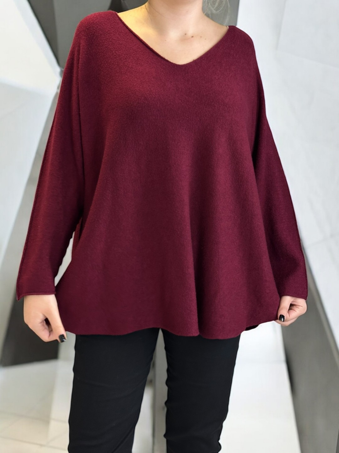 Πουλόβερ με V λαιμόκοψη και μοντέρνα γραμμή Πουλόβερ με V λαιμόκοψη και μοντέρνα γραμμή