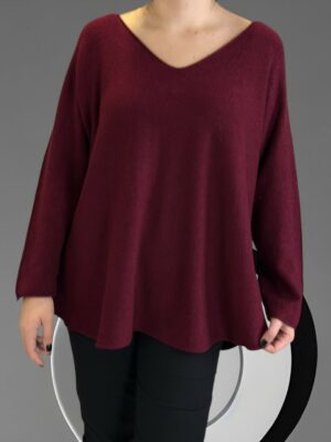 Πουλόβερ με V λαιμόκοψη και μοντέρνα γραμμή