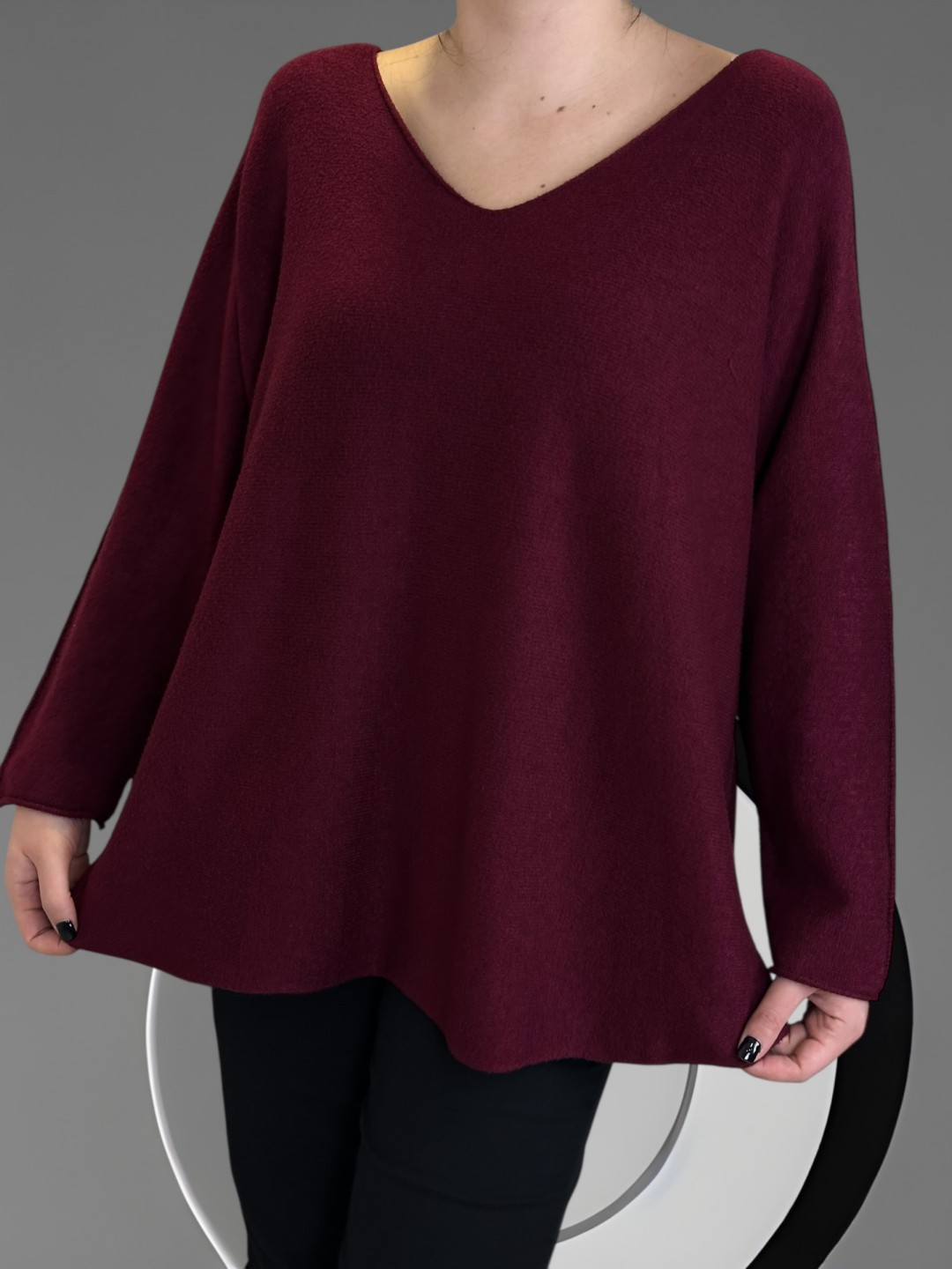 Πουλόβερ με V λαιμόκοψη και μοντέρνα γραμμή Πουλόβερ με V λαιμόκοψη και μοντέρνα γραμμή