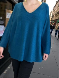 Πουλόβερ με V λαιμόκοψη και μοντέρνα γραμμή