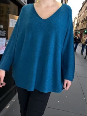 Πουλόβερ με V λαιμόκοψη και μοντέρνα γραμμή