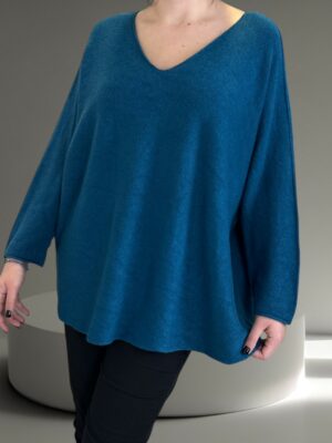 Πουλόβερ με V λαιμόκοψη και μοντέρνα γραμμή