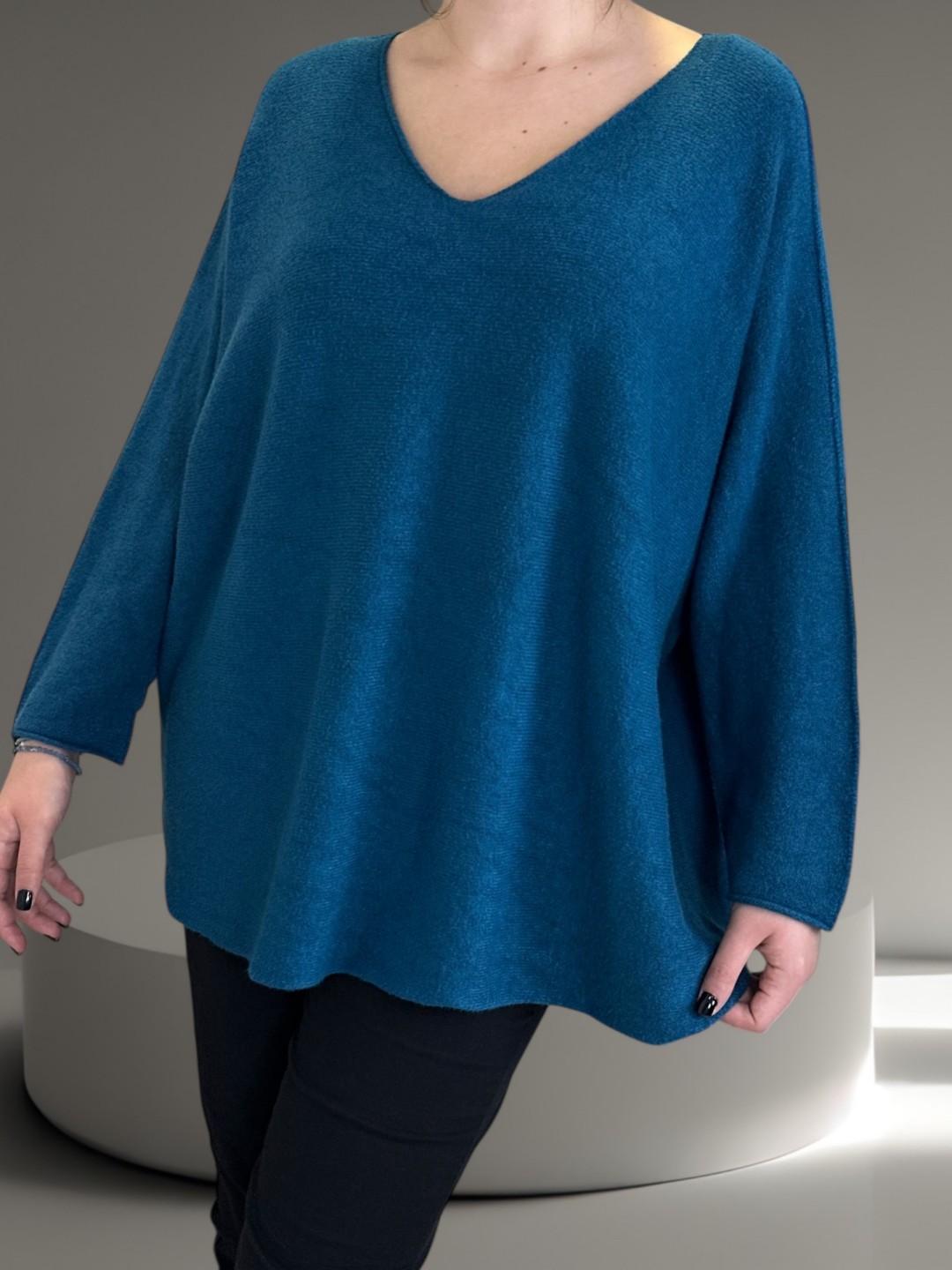 Πουλόβερ με V λαιμόκοψη και μοντέρνα γραμμή Πουλόβερ με V λαιμόκοψη και μοντέρνα γραμμή