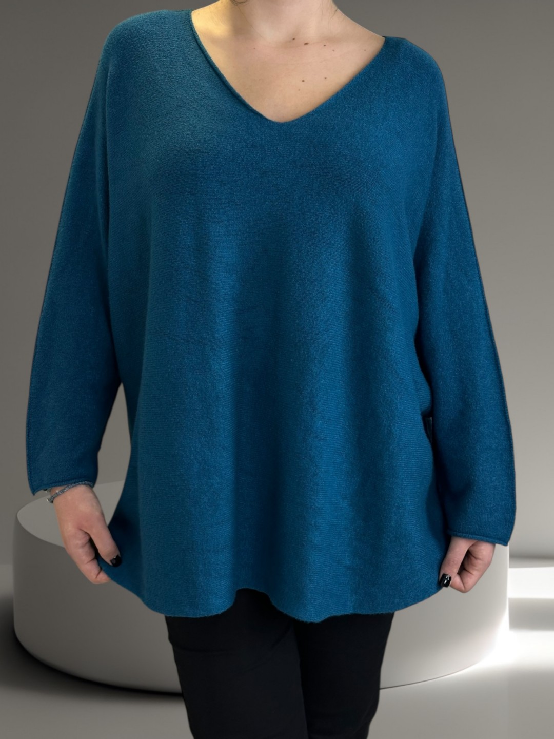 Πουλόβερ με V λαιμόκοψη και μοντέρνα γραμμή Πουλόβερ με V λαιμόκοψη και μοντέρνα γραμμή