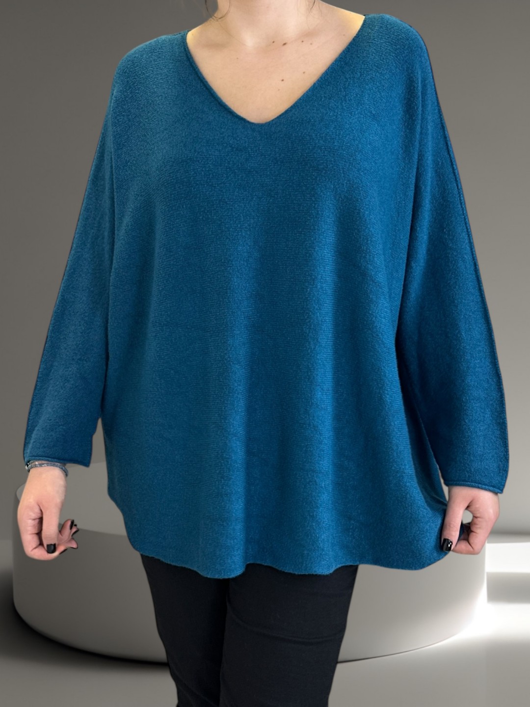 Πουλόβερ με V λαιμόκοψη και μοντέρνα γραμμή Πουλόβερ με V λαιμόκοψη και μοντέρνα γραμμή