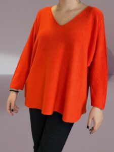 Πουλόβερ με V λαιμόκοψη και μοντέρνα γραμμή