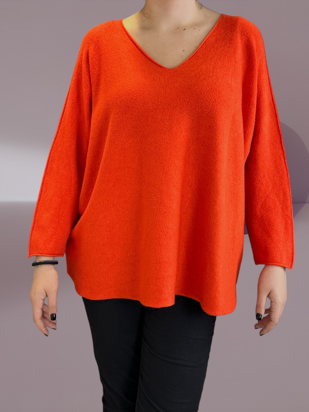 Πουλόβερ με V λαιμόκοψη και μοντέρνα γραμμή Πουλόβερ με V λαιμόκοψη και μοντέρνα γραμμή