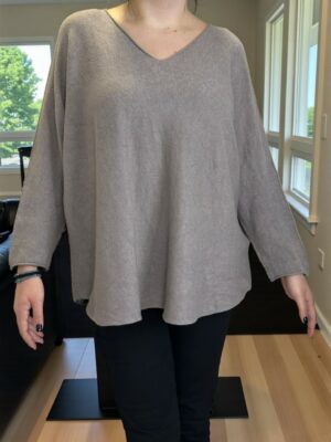 Πουλόβερ με V λαιμόκοψη και μοντέρνα γραμμή