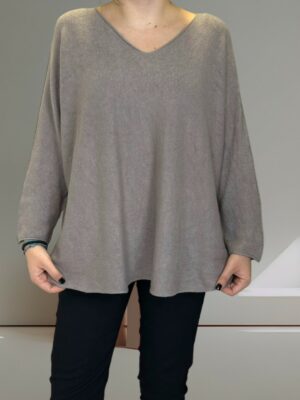 Πουλόβερ με V λαιμόκοψη και μοντέρνα γραμμή