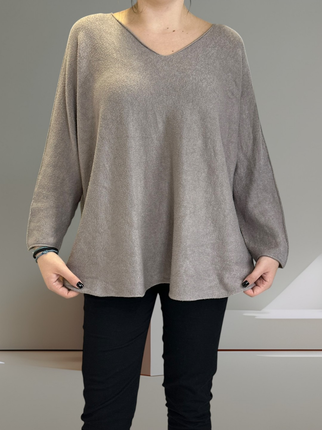 Πουλόβερ με V λαιμόκοψη και μοντέρνα γραμμή Πουλόβερ με V λαιμόκοψη και μοντέρνα γραμμή