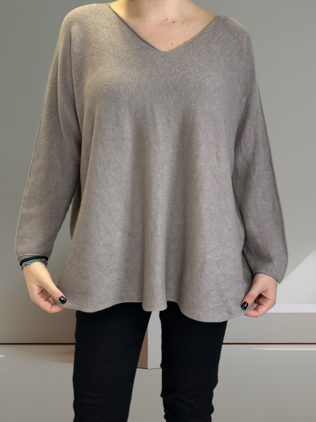 Πουλόβερ με V λαιμόκοψη και μοντέρνα γραμμή Πουλόβερ με V λαιμόκοψη και μοντέρνα γραμμή