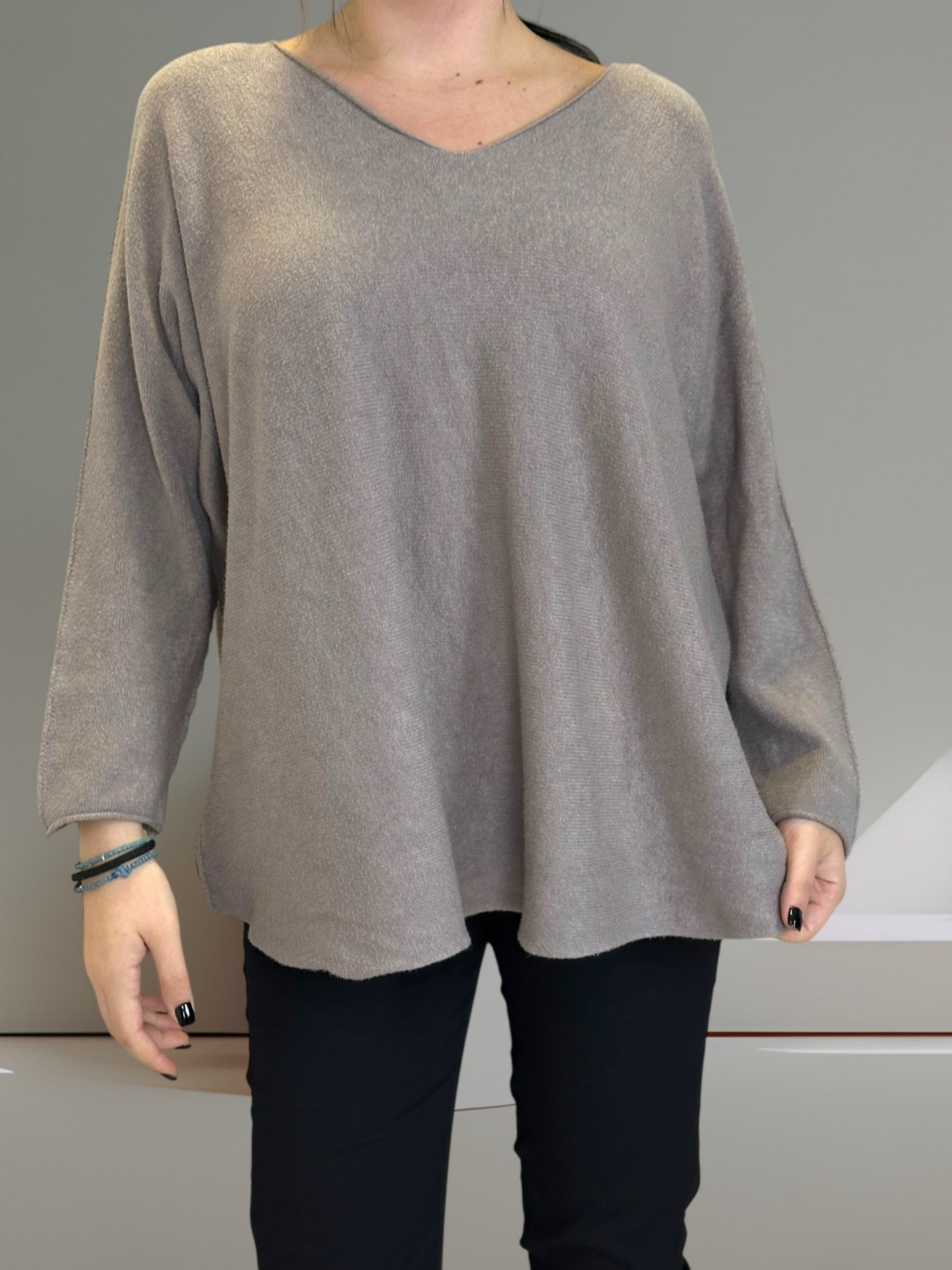 Πουλόβερ με V λαιμόκοψη και μοντέρνα γραμμή Πουλόβερ με V λαιμόκοψη και μοντέρνα γραμμή