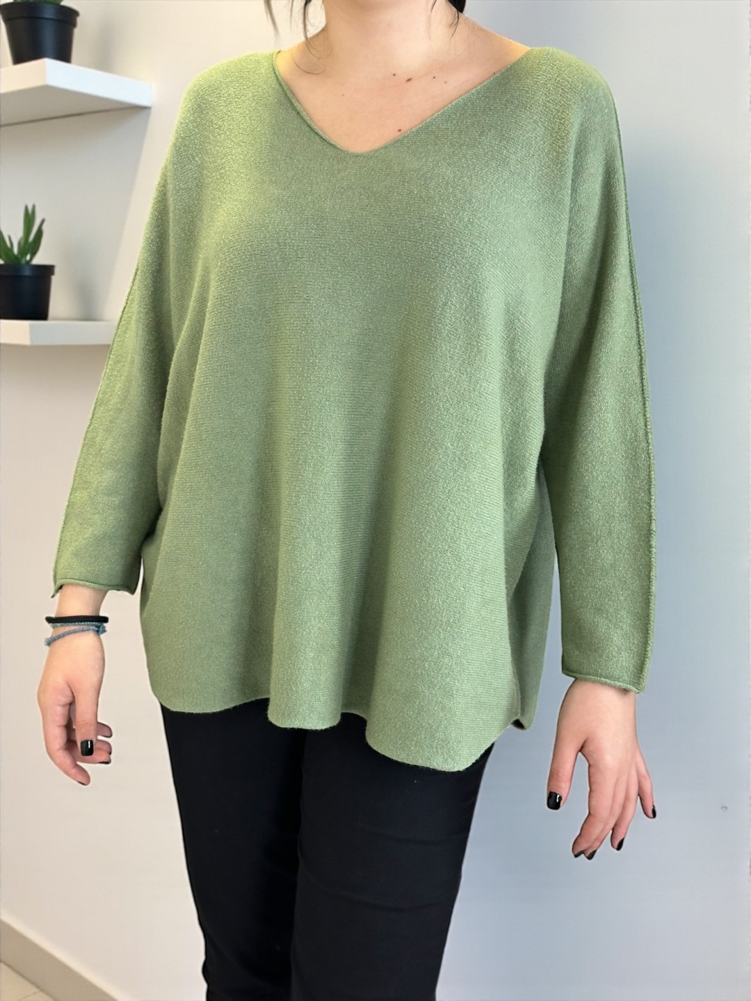 Πουλόβερ με V λαιμόκοψη και μοντέρνα γραμμή Πουλόβερ με V λαιμόκοψη και μοντέρνα γραμμή