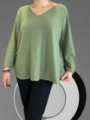 Πουλόβερ με V λαιμόκοψη και μοντέρνα γραμμή