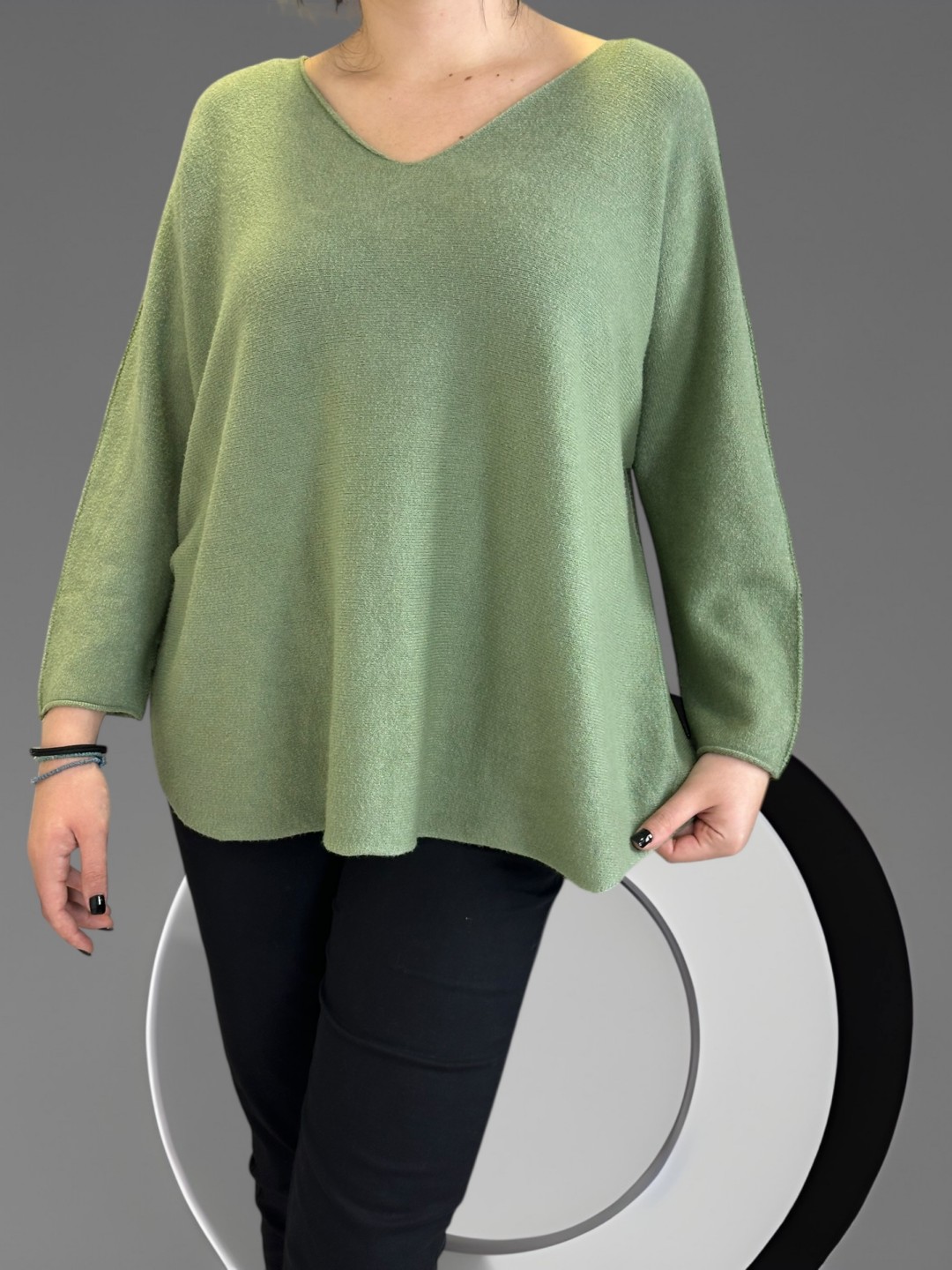 Πουλόβερ με V λαιμόκοψη και μοντέρνα γραμμή Πουλόβερ με V λαιμόκοψη και μοντέρνα γραμμή