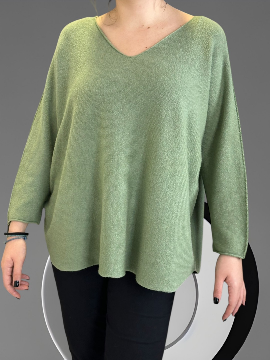 Πουλόβερ με V λαιμόκοψη και μοντέρνα γραμμή Πουλόβερ με V λαιμόκοψη και μοντέρνα γραμμή