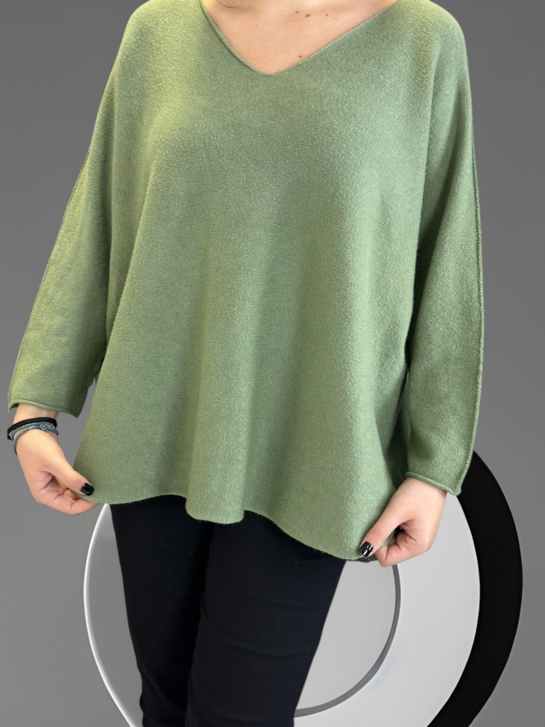 Πουλόβερ με V λαιμόκοψη και μοντέρνα γραμμή Πουλόβερ με V λαιμόκοψη και μοντέρνα γραμμή