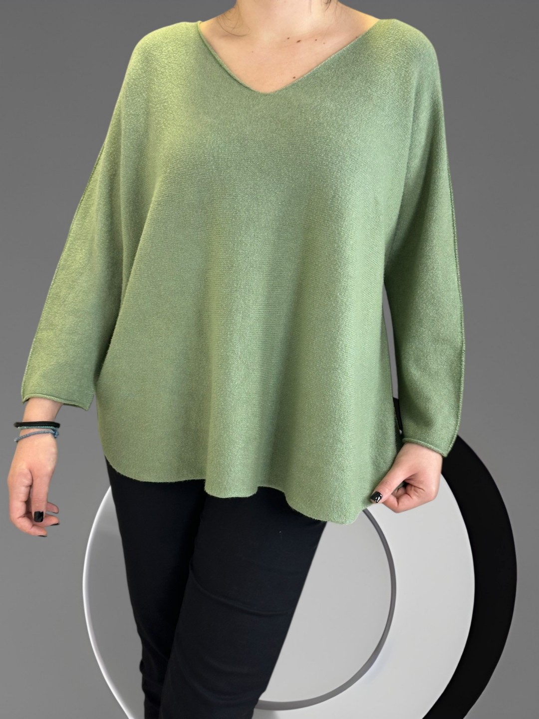 Πουλόβερ με V λαιμόκοψη και μοντέρνα γραμμή Πουλόβερ με V λαιμόκοψη και μοντέρνα γραμμή