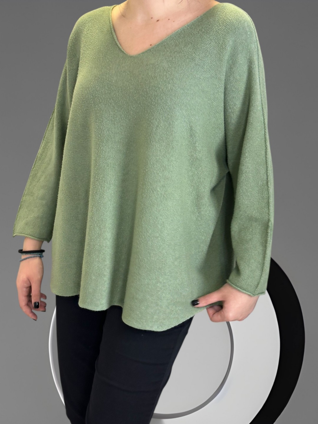 Πουλόβερ με V λαιμόκοψη και μοντέρνα γραμμή Πουλόβερ με V λαιμόκοψη και μοντέρνα γραμμή