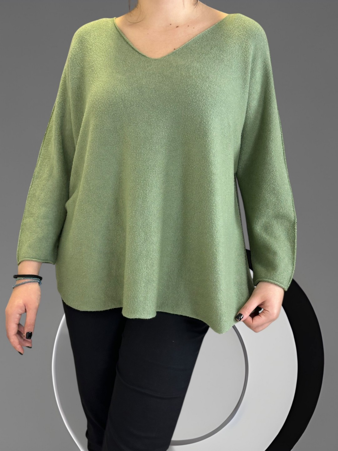 Πουλόβερ με V λαιμόκοψη και μοντέρνα γραμμή Πουλόβερ με V λαιμόκοψη και μοντέρνα γραμμή