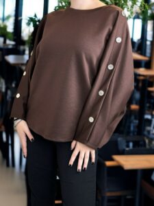 Μπλούζα με διακοσμητικά κουμπιά στα μανίκια