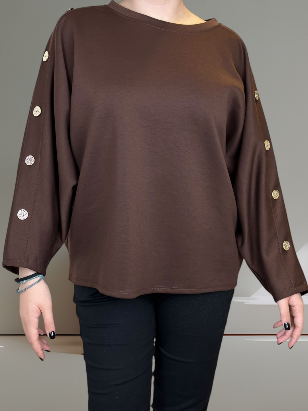 Μπλούζα με διακοσμητικά κουμπιά στα μανίκια Μπλούζα με διακοσμητικά κουμπιά στα μανίκια