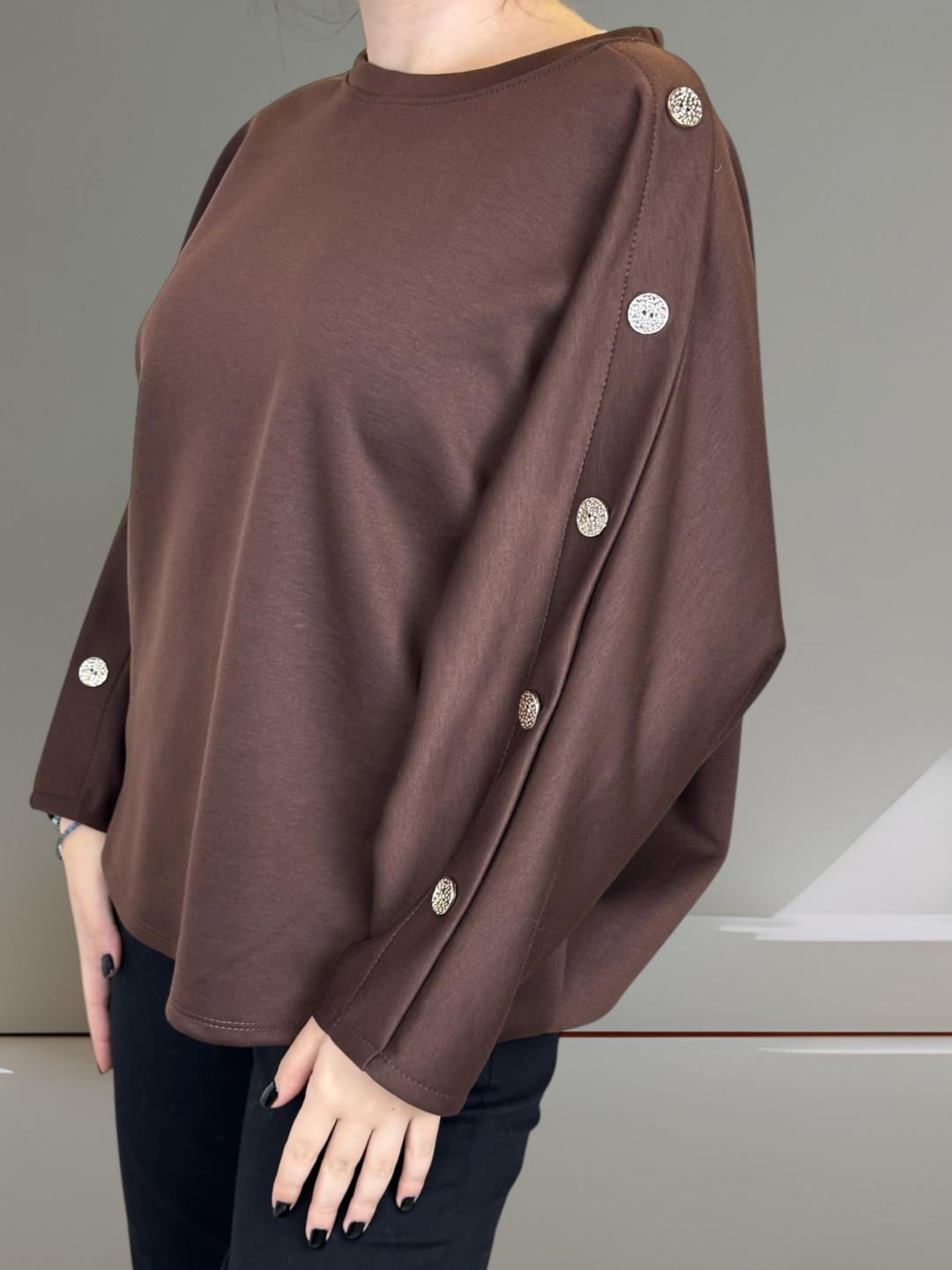 Μπλούζα με διακοσμητικά κουμπιά στα μανίκια Μπλούζα με διακοσμητικά κουμπιά στα μανίκια