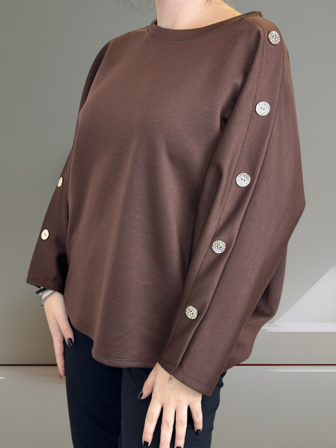 Μπλούζα με διακοσμητικά κουμπιά στα μανίκια Μπλούζα με διακοσμητικά κουμπιά στα μανίκια