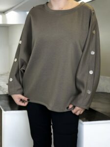 Μπλούζα με διακοσμητικά κουμπιά στα μανίκια