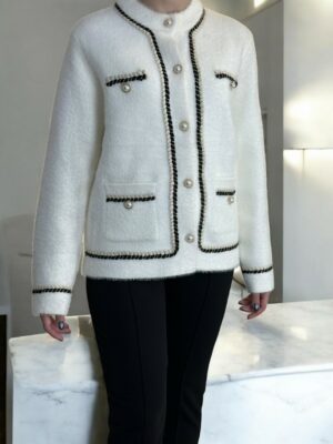 Ζακέτα με ιδιαίτερα κουμπιά για chic look<br/><small class="dmm_sku">Κωδικός προϊόντος: 8225-ασπρο</small>