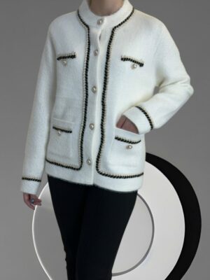 Ζακέτα με ιδιαίτερα κουμπιά για chic look<br/><small class="dmm_sku">Κωδικός προϊόντος: 8225-ασπρο</small>