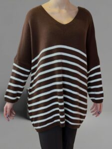 Πλεκτό πουλόβερ με ρίγες και chic διάθεση