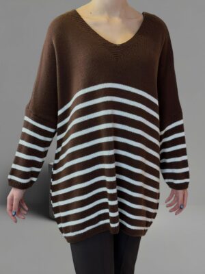 Πλεκτό πουλόβερ με ρίγες και chic διάθεση