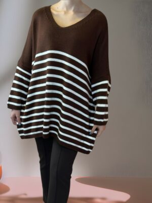 Πλεκτό πουλόβερ με ρίγες και chic διάθεση