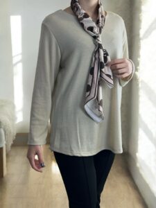 Μπλούζα με λαιμόκοψη και φουλάρι