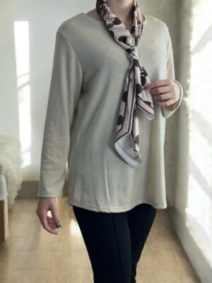 Μπλούζα με λαιμόκοψη και φουλάρι