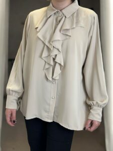 Πουκάμισο με φινετσάτα βολάν για chic look