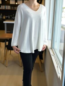 Πουλόβερ με V λαιμόκοψη και μοντέρνα γραμμή