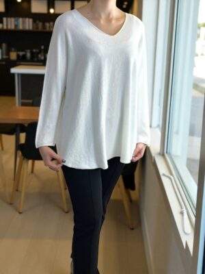 Πουλόβερ με V λαιμόκοψη και μοντέρνα γραμμή