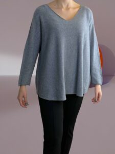 Πουλόβερ με V λαιμόκοψη και μοντέρνα γραμμή