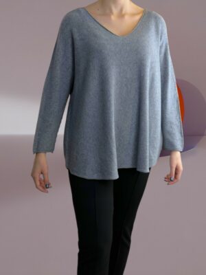 Πουλόβερ με V λαιμόκοψη και μοντέρνα γραμμή