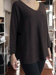 Πουλόβερ με V λαιμόκοψη και μοντέρνα γραμμή